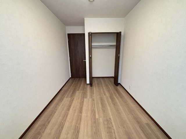 【洋室】 | グランドメゾン萩の宮 | 5.6帖の洋室。南向きの明るい洋室で換気や採光ばっちりです