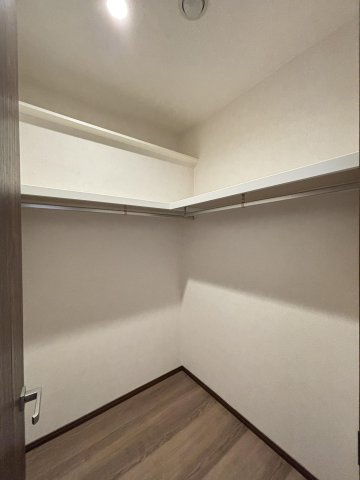【収納】 | グランドメゾン萩の宮 | ウォークインクローゼット。季節物の洋服や、普段使いの鞄を収納したり多様な使い方ができます