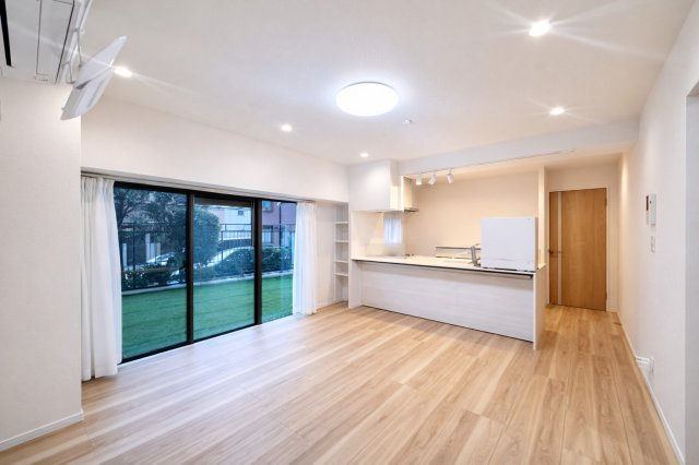 北千住ビューハイツの居間・リビング|空間の広がりと柔らかな採光に包まれたリビングダイニング。毎日の暮らしに“ちょっと特別”を感じさせてくれる、住まいの中心となる空間です。