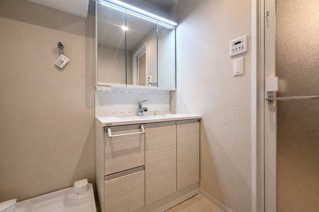 北千住ビューハイツの独立洗面台|明るい洗面スペースは、使いやすさを徹底的に追求した設計です。忙しい朝も快適に自然と笑顔がこぼれる心地よいひとときを叶えます。毎日の身支度がスムーズに整う、家族みんなに優しい空間です。