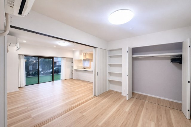 北千住ビューハイツの洋室|クローゼットを備えた機能的な洋室。収納力に優れ、すっきりと整った空間を保ちやすく、住まい全体の心地よさを高めてくれます。