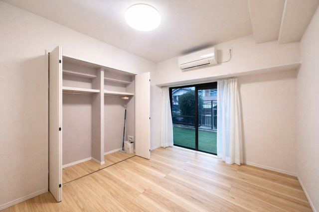 北千住ビューハイツの洋室|余白のある空間は、暮らしの変化にしなやかに寄り添うキャンバスのような存在。朝の支度や夜のくつろぎ時間を、自分らしく彩りながら過ごせる場所がここにあります。