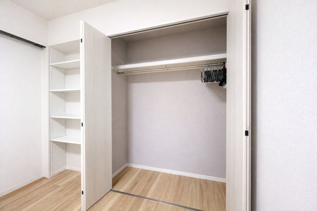北千住ビューハイツの収納|暮らしをすっきり整える豊富な収納スペースは、衣類から日用品まで余裕を持ってしまえ、いつも整った美しい住まいを保つことができます。快適な生活を支える頼もしい味方です。