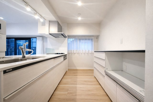 北千住ビューハイツのキッチン|広々としたカウンターキッチンは、開放感にあふれリビングとつながる一体感が魅力です。家族との時間を大切にしながら、自然と笑顔と会話が広がる温かい空間を演出します。