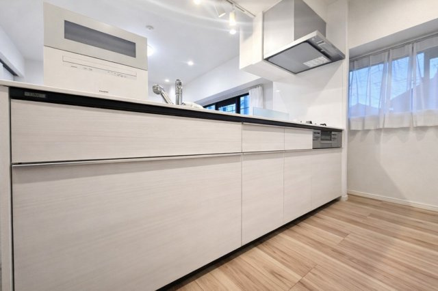 北千住ビューハイツのキッチン|使い勝手の良さとデザイン性を兼ね備えたキッチンは、料理好きの方にも嬉しい仕様。手元が明るく、調理中も快適に過ごせ、家族との会話も自然と弾みます。