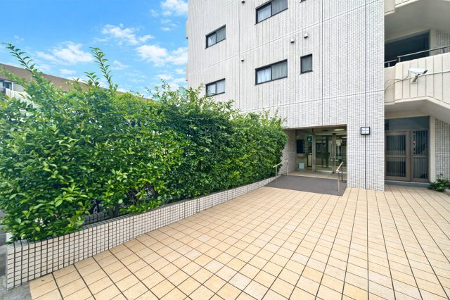 北千住ビューハイツ|落ち着いた上質感あふれるエントランスが、家族の帰宅を温かく包み込みます。毎日の生活に安心感と特別な安らぎをもたらし、住まう方の心にゆとりと豊かさをもたらします。