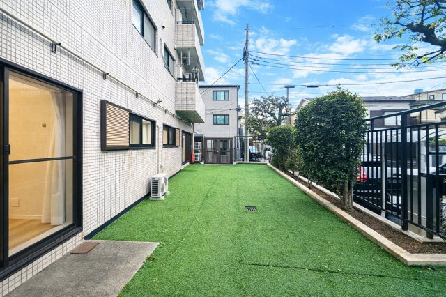 北千住ビューハイツの庭|そよぐ風と広がる空が心地よく包み込み、日々の疲れをやさしく癒す専用庭。朝の爽やかな光を浴び、夕暮れの穏やかな色合いに心がほどける、くつろぎのひとときをお届けします。