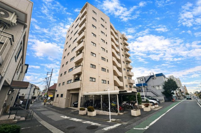 北千住ビューハイツの外観|洗練されたフォルムと落ち着いた色調が、街並みにやさしく溶け込む佇まい。帰るたびに、心がふっと和らぐ外観です。