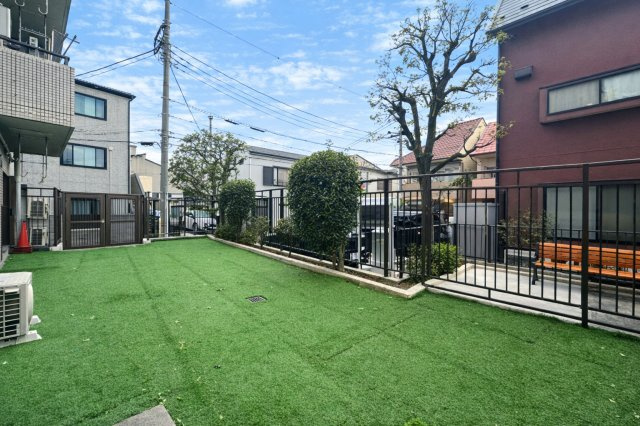 北千住ビューハイツの庭|やわらかな風がそっと頬をなで、空の広がりが日常を包み込む専用庭。朝の光に目を細めたり、夕暮れの空にひと息ついたり──心がほどけるひとときが、ここにはあります。