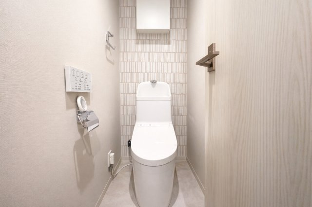 北千住ビューハイツのトイレ|最新設備を備えたトイレは、快適性とスタイリッシュさを兼ね備えた空間。清潔感のある美しい内装とすっきりとしたデザインが、暮らしに心地よさをプラス。清潔・快適・美しさが調和した、上質なトイレ空間です。