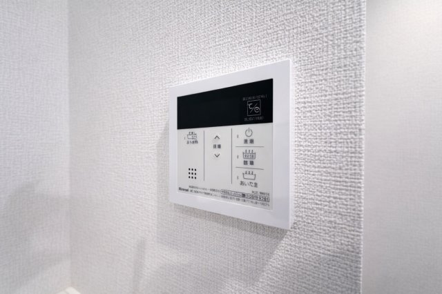 北千住ビューハイツの発電・温水設備|ワンタッチ操作でお湯張りや追い焚きができるオートバスは、忙しい日々の中でも快適なバスタイムをサポート。湯温の調整や保温も自動で行えるため、いつでもちょうどいい温かさのお風呂が待っています。
