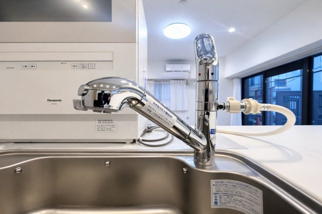 北千住ビューハイツのキッチン|浄水機能付きの水栓は、安心でおいしい水がすぐ使える便利な設備。ハンドシャワーで使い勝手もよく、毎日の家事が快適になります。使い勝手と衛生面を両立した設計が、毎日の家事に小さな心地よさと楽しさをプラス。
