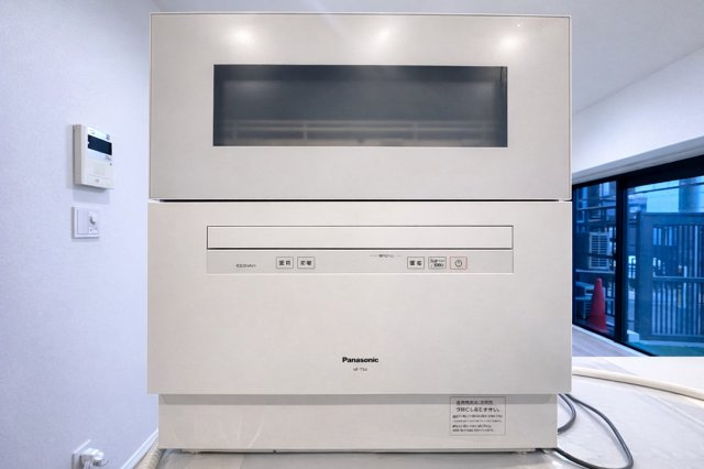 北千住ビューハイツのキッチン|面倒な後片付けは食洗機におまかせ。空いた時間には、ソファでテレビを観ながらゆったりひと息。家事の負担を減らして、毎日に小さな余裕と心地よさをもたらします。