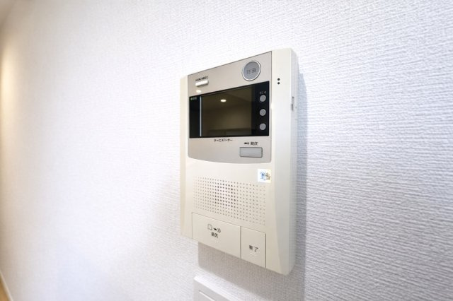 北千住ビューハイツの防犯設備|リビングから来訪者の姿をしっかり確認できるモニター付きインターホンは、防犯性はもちろん、急な来客にも安心して対応できる心強い設備。ご家族の安全と安心な暮らしをそっと支えてくれます。