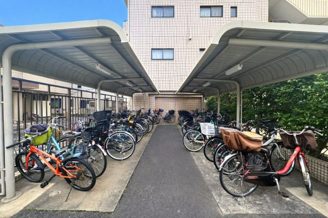 北千住ビューハイツの駐輪場|整然と配置された駐輪場は、使いやすさと安全性を兼ね備えた設計。毎日の通勤やお出かけをサポートし、快適な暮らしの一部となります。