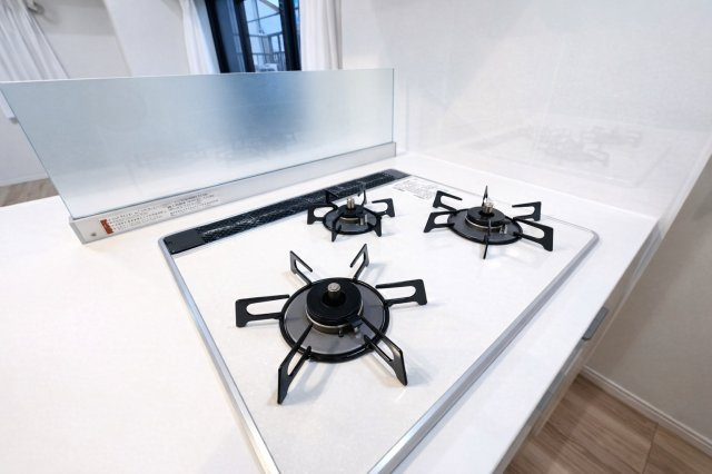 北千住ビューハイツのキッチン|3口ガスコンロで、同時調理もスムーズに。忙しい毎日にうれしい機能です。ガラストップコンロはスタイリッシュなデザインで、掃除が簡単、汚れがつきにくいなどのメリットがあります。