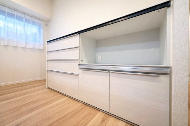 北千住ビューハイツのキッチン|キッチンには備え付けの食器棚を設置。収納力に優れ、すっきりとした美しい空間を保てます。