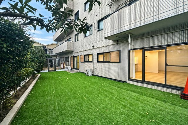 北千住ビューハイツの庭|広々55.0㎡専用庭に足を踏み入れれば、広がる空とそよぐ風が心をやさしくほどきます。日常の何気ない瞬間が、ここではかけがえのない特別な時間へと変わっていきます。