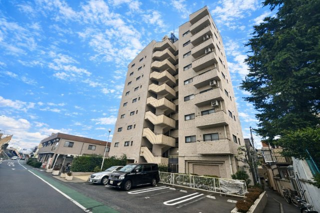 北千住ビューハイツの外観|控えめながらも洗練されたフォルムが、街並みに自然と溶け込みます。ほどよい高さと落ち着きのある佇まいが、住まう人に安心感と静かな誇りをもたらします。