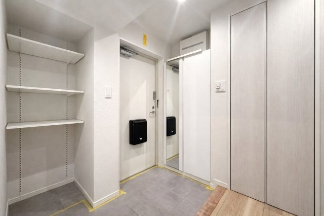 北千住ビューハイツの玄関|落ち着いたデザインと収納豊富な玄関は、住まう人を温かく迎え入れます。毎日の出発と帰宅を心地よく包み込み、日常に上質なひとときをもたらしてくれる場所です。