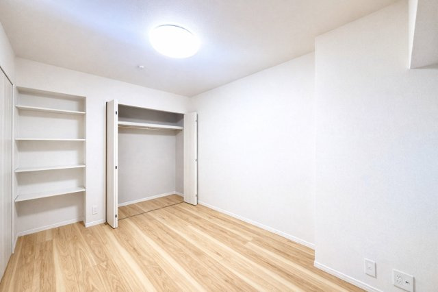 北千住ビューハイツの洋室|明るさと落ち着きを兼ね備えた洋室。大きな窓から差し込む自然光が、心をやさしく満たしてくれる穏やかなプライベート空間です。