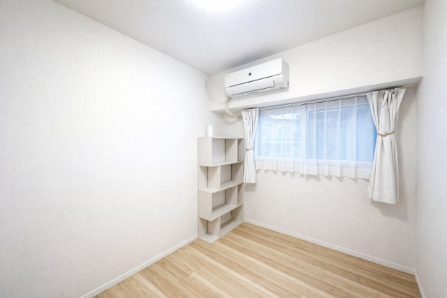 北千住ビューハイツの洋室|家具のレイアウトも自由自在な洋室は、暮らす人のスタイルに寄り添える柔軟な一部屋。毎日をより快適に、自分らしく過ごせる場所です。