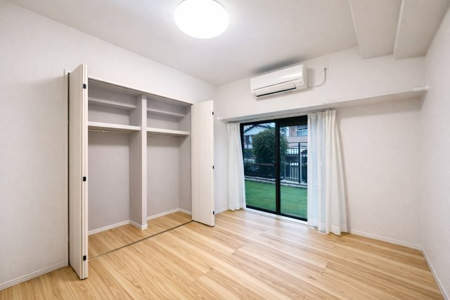 北千住ビューハイツの洋室|ふと深呼吸したくなるほどの開放感と穏やかな落ち着きが共存する洋室。お気に入りの家具や雑貨を飾れば、自分だけの“心地よさ”が自然と広がる特別な空間です。