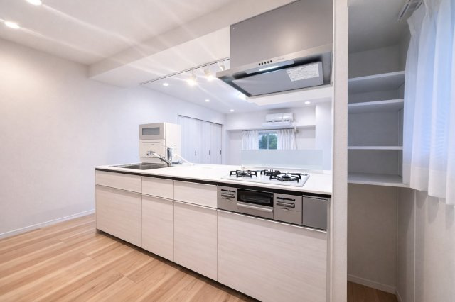 北千住ビューハイツのキッチン|毎日の料理が楽しくなる、機能的でスタイリッシュなキッチン。収納も豊富で、すっきりとした空間を保ちながら、家族との会話が自然と生まれる心地よい場所です。