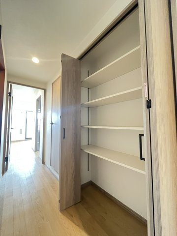 ハイエクセル芦屋南の収納|リビングまでの廊下に設置された収納スペースになります。