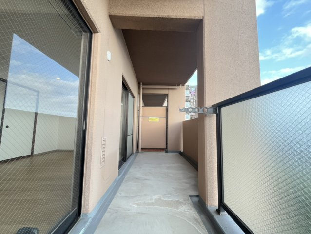 ハイエクセル芦屋南のバルコニー|南側のバルコニーになります。
明るく日当たりのいいバルコニーで洗濯物も乾きやすく、心地のよい空間となっております。