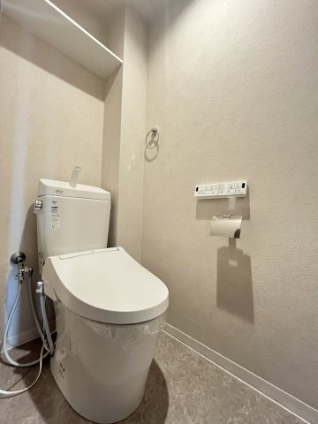 ハイエクセル芦屋南のトイレ|トイレになります。
白を基調としたクロスのデザインがトイレをより清潔に保っております。