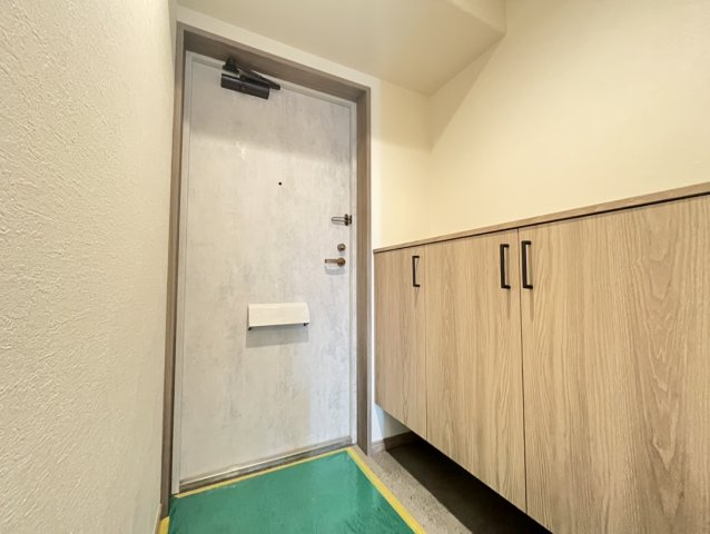 ハイエクセル芦屋南の玄関|玄関になります。
目線よりしたに設置されたシューズボックスが収納スペースを確保しながらも、玄関のコンパクトなスペースを有効活用しておりますので圧迫感のない玄関となっております。