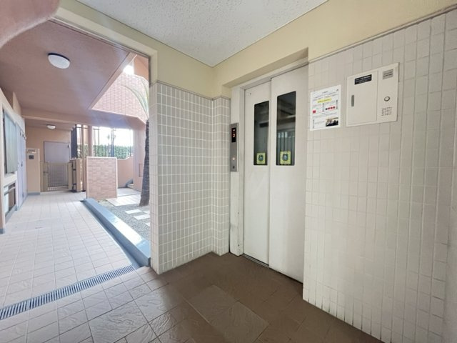 ハイエクセル芦屋南のその他共用部分|エレベーターホールになります。
お部屋の目の前には階段がございますので、外出される際にはエレベーターをご使用されるよりもスムーズに外出していただけます。