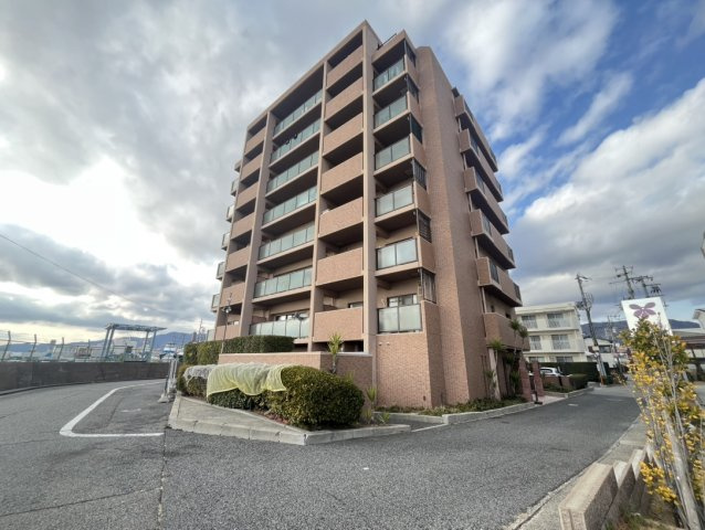ハイエクセル芦屋南の外観|海側に向かって建設された当建物はRC構造で重厚感のある外観から安心感を得ることができます。