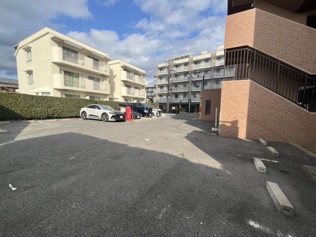 ハイエクセル芦屋南の駐車場|駐車場になります。
駐車スペースが広く設計されておりますので、お車の場合でも快適にお出かけしていただくことができます。
