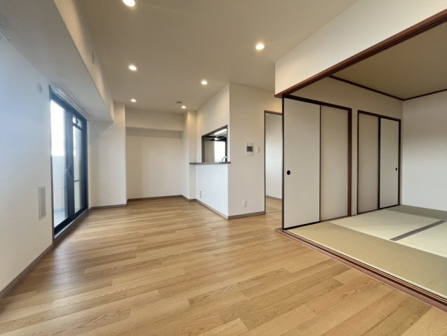 ハイエクセル芦屋南の居間・リビング|14.7帖のリビングキッチン。
南側に向いたバルコニーからはオーシャンビューを望むことができます。隣接したア室の
襖を開けることで約20.7帖の大きなリビングとしてもご利用いただくことができます。