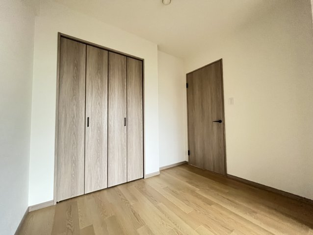 ハイエクセル芦屋南の洋室|約5.0帖の洋室になります。
収納スペースも完備されておりますのでお部屋をスッキリとお使いいただけます。