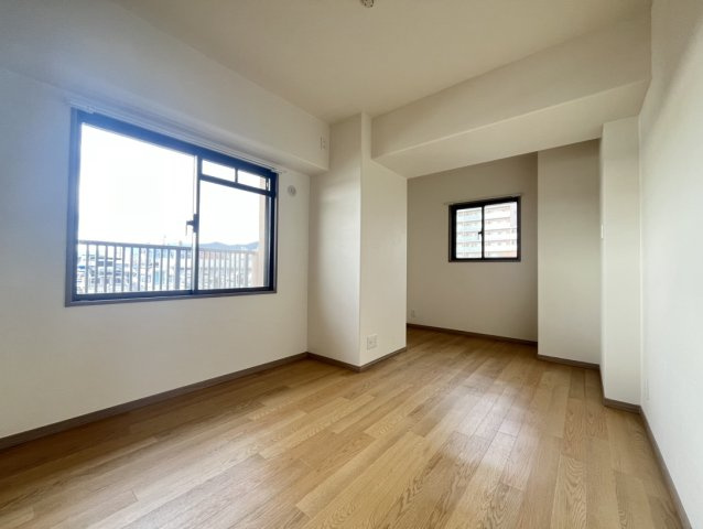 ハイエクセル芦屋南の洋室|約8.1帖の洋室になります。
窓が二面設置されておりますので、お部屋の電気がなくても明るい光が入ってくる開放的なお部屋になります。