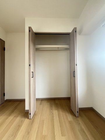 ハイエクセル芦屋南の収納|約8.1帖の洋室に設置されている収納スペースになります。
大きな荷物や高さのあるものでもストレスなく収納していただけます。