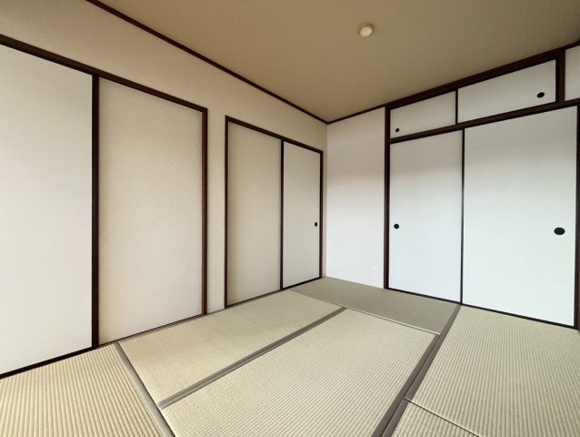 ハイエクセル芦屋南の和室|約6帖の和室になります。
2025年３月のリフォームで畳の交換と襖の張り替えが施されておりますので、きれいで清潔感のある和の空間となっております。