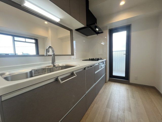 ハイエクセル芦屋南のキッチン|システムキッチンになります。
ゆとりのあるこちらのシステムキッチンには食洗機が設置されております。料理や食器洗いをされる場合でも快適にお過ごしいただけます。