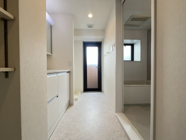 ハイエクセル芦屋南の脱衣所|脱衣場になります。
東側に設置されたバルコニーへの扉にはガラスがはめこまれておりますので、外からの明るい光が室内いっぱいに広がりますので開放的な空間となっております。