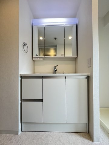 ハイエクセル芦屋南の独立洗面台|独立洗面台には十分な収納ボックスが完備されております。
