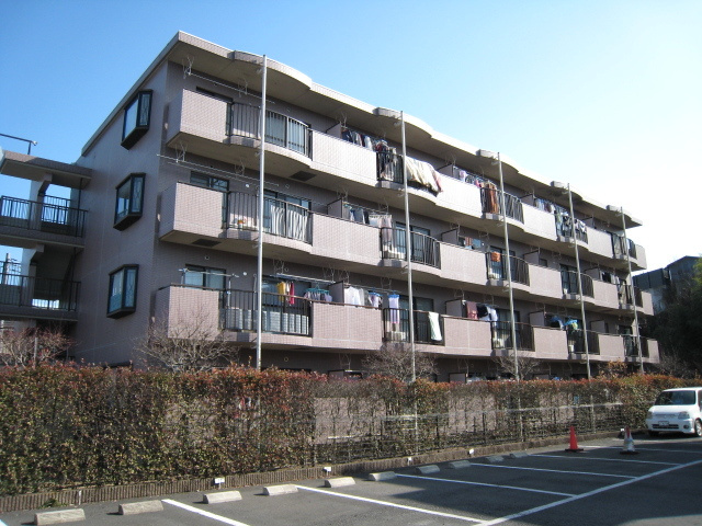 クレセールＫの駐車場