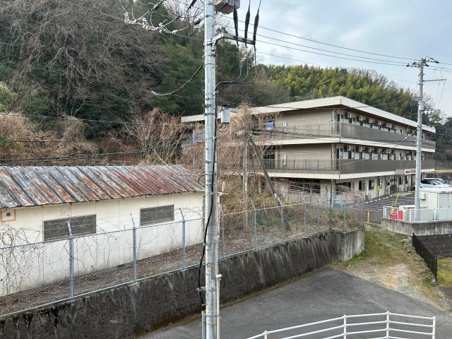 星岡マンションのバルコニー|バルコニーからの眺めを楽しみながら食事をしませんか