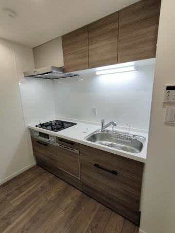 【キッチン】 | ロイヤルマンション姪の浜Ⅱ | シンプルで機能的なシステムキッチン。収納が充実しており、食洗機付きで後片付けも楽々