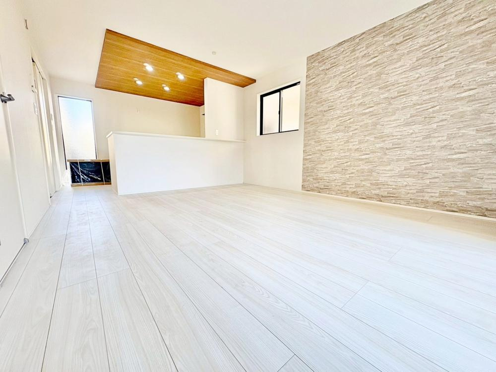 【GRAFARE　ZEH水準仕様】東久留米市弥生の居間・リビング|明るく開放感のあるリビング。対面式キッチンは、いつでもご家族を感じられる空間作りの重要ポイントになりそうです。