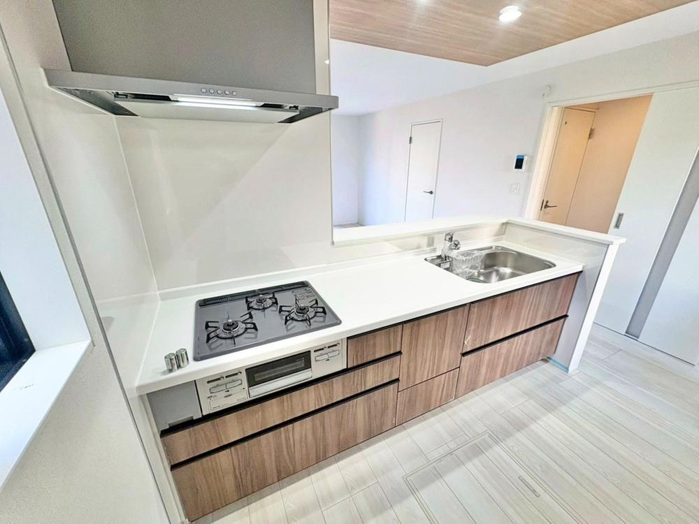 【GRAFARE　ZEH水準仕様】東久留米市弥生のキッチン|収納力豊富、爽やかなシステムキッチンを用意しております。さっと拭き取るだけで汚れが簡単にとれま収納力豊富、爽やかなシステムキッチンを用意しております。