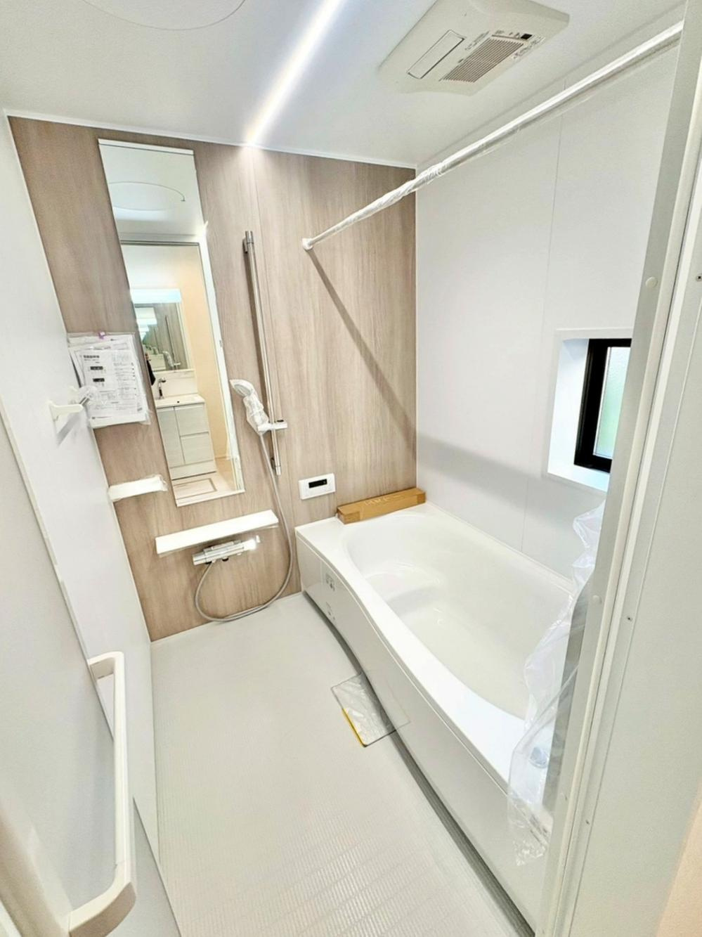 【GRAFARE　ZEH水準仕様】東久留米市弥生の浴室|毎日の疲れを癒す浴室は１坪タイプです。足を伸ばしてゆっくりとくつろげます。窓があるので、湿気もこもらないのも、うれしいですね♪