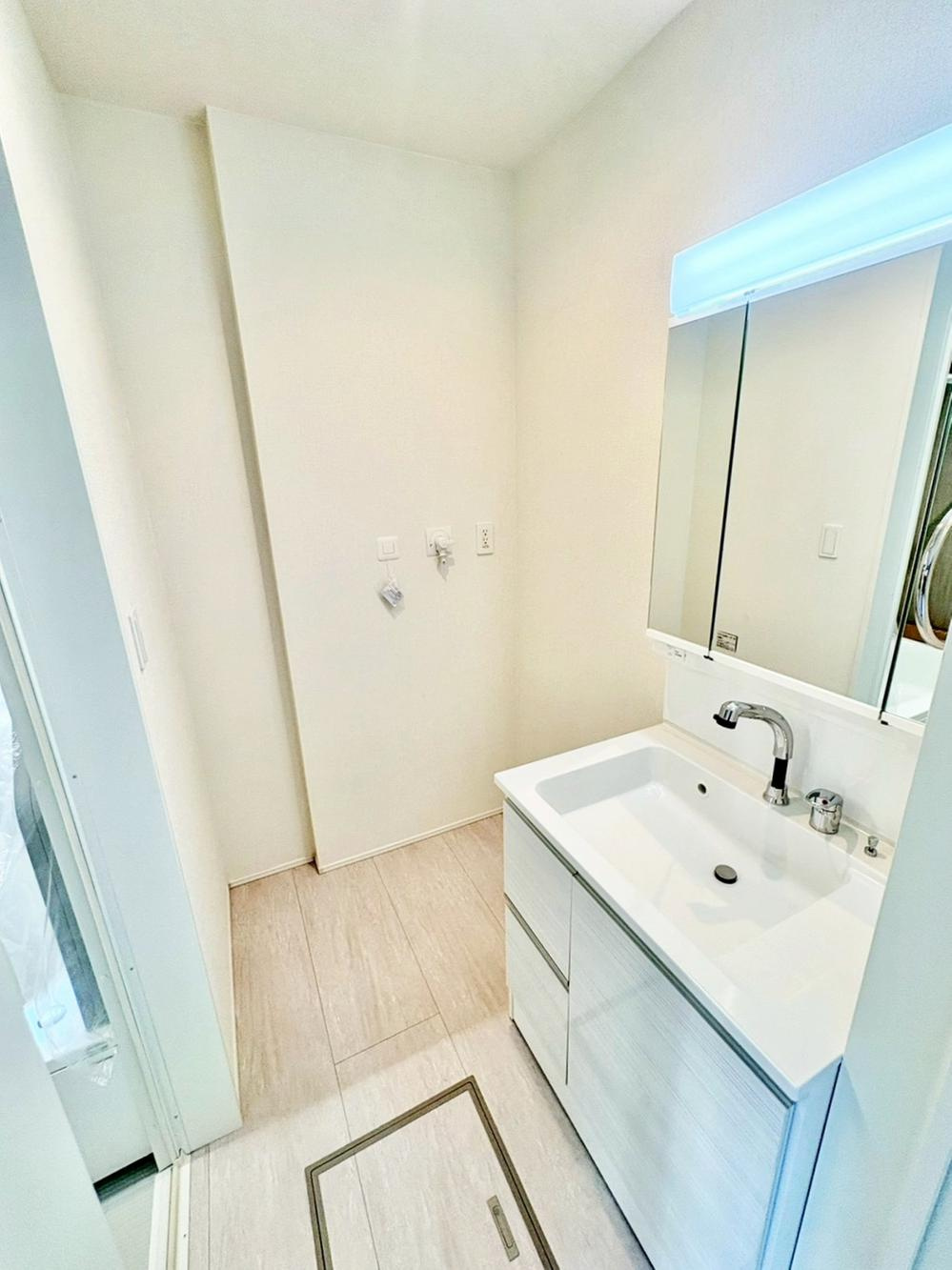 【GRAFARE　ZEH水準仕様】東久留米市弥生の洗面所|明るく清潔感溢れるサニタリースペース。毎日使う場所だからこそ、快適な空間となっております。
